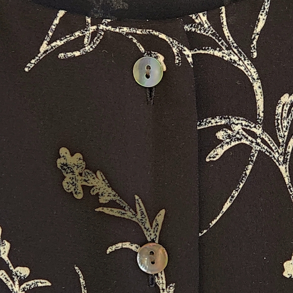 NWT Jones Wear sleeveless button down blouse Size 10 black and cream floral - Picture 5 of 12